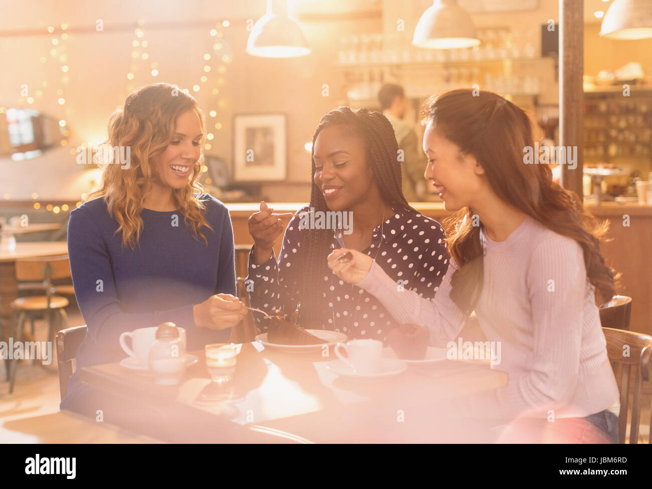 Le partage d'amis femmes dessert au cafe table Banque D'Images