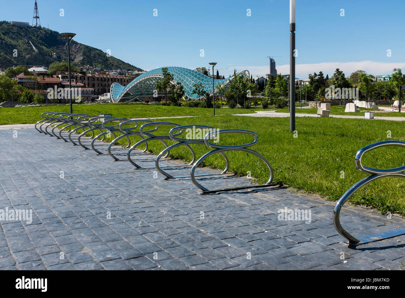 Pont sur la paix de la rivière Mtkvari, Tbilissi, Géorgie, l'Europe de l'Est Banque D'Images