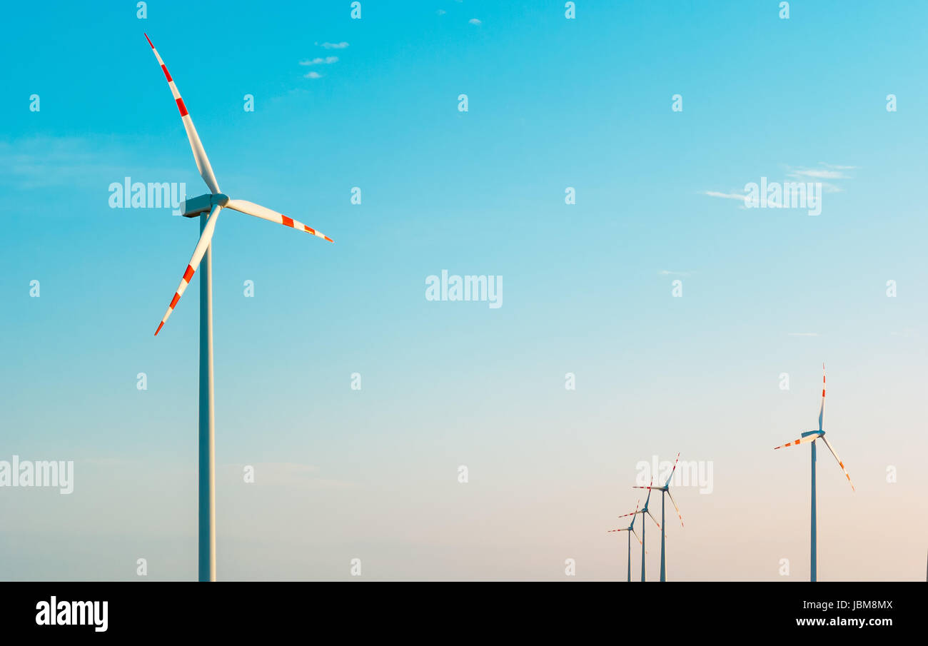 Usine éolienne et le ciel en arrière-plan Banque D'Images