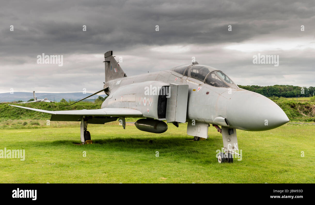 RAF Phantom FGR2 XV406, exposition statique extérieure au musée de l'aviation de Solway Banque D'Images