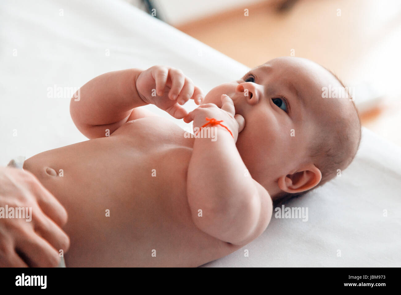 Une jeune mère jouant avec son bébé Banque D'Images