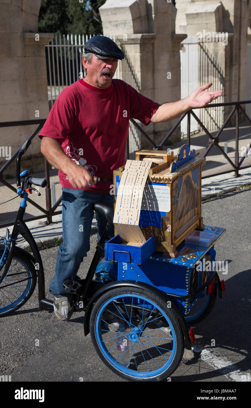 Artiste de rue avec la main est poussé au livre d'orgue de la musique, Arles, France Banque D'Images