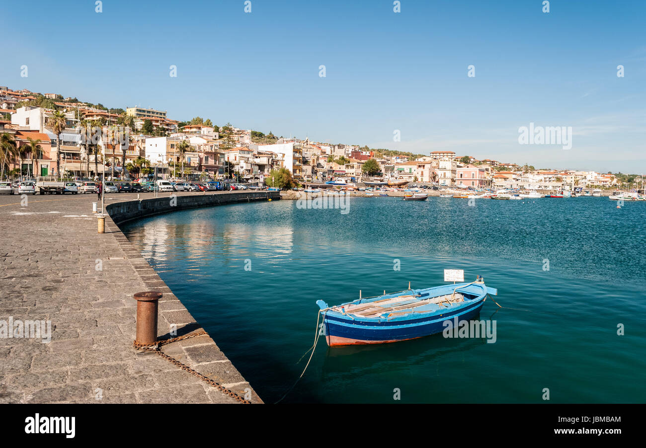 Le port de plaisance de Aci Trezza, petit village près de la mer Catane Banque D'Images
