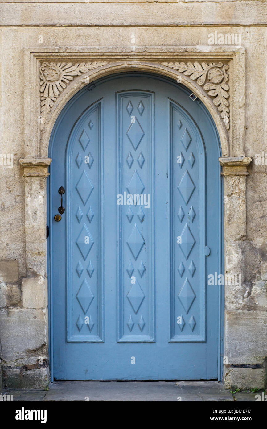 Porte en bois bleu clair avec les pierres décoratives frame Banque D'Images