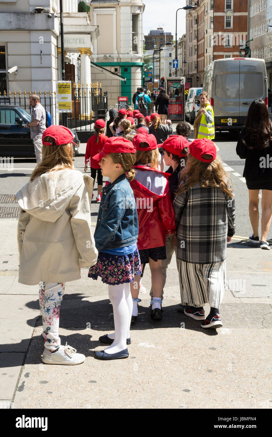 Les enfants à Londres sur un voyage scolaire à un musée Banque D'Images