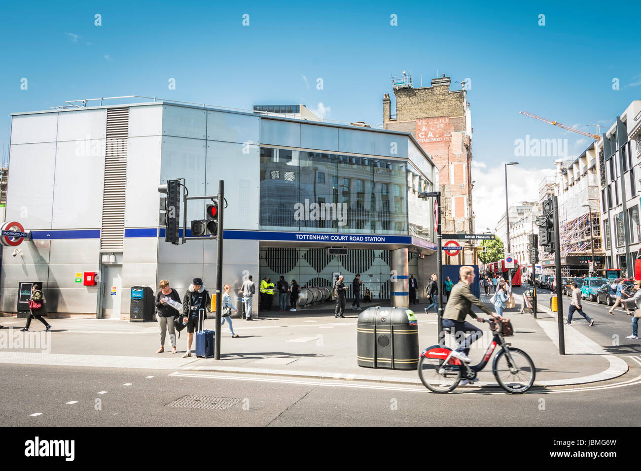 Station de métro Tottenham court Road dans le West End de Londres, Camden, Angleterre, Royaume-Uni. Banque D'Images Station de métro Tottenham court Road dans le West End de Londres, Camden, Angleterre, Royaume-Uni. Banque D'Images