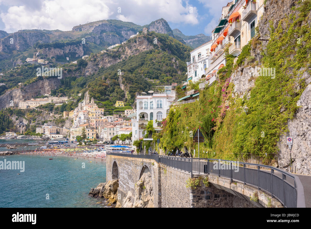 Route sur la falaise à Amalfi, ville de Campanie, Italie Banque D'Images