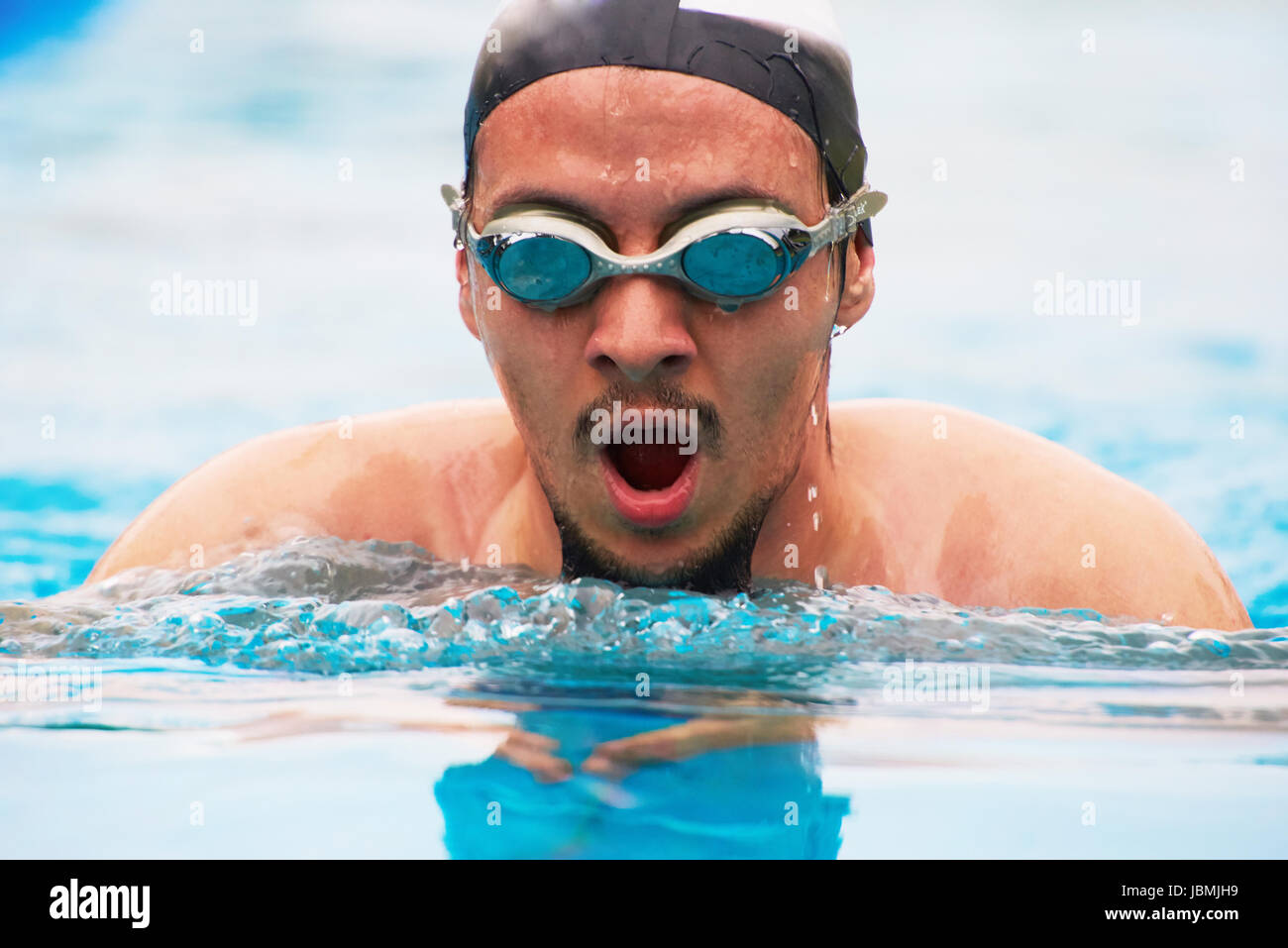 Close-up portrait of man swimming in pool. L'Homme à lunettes de natation Banque D'Images