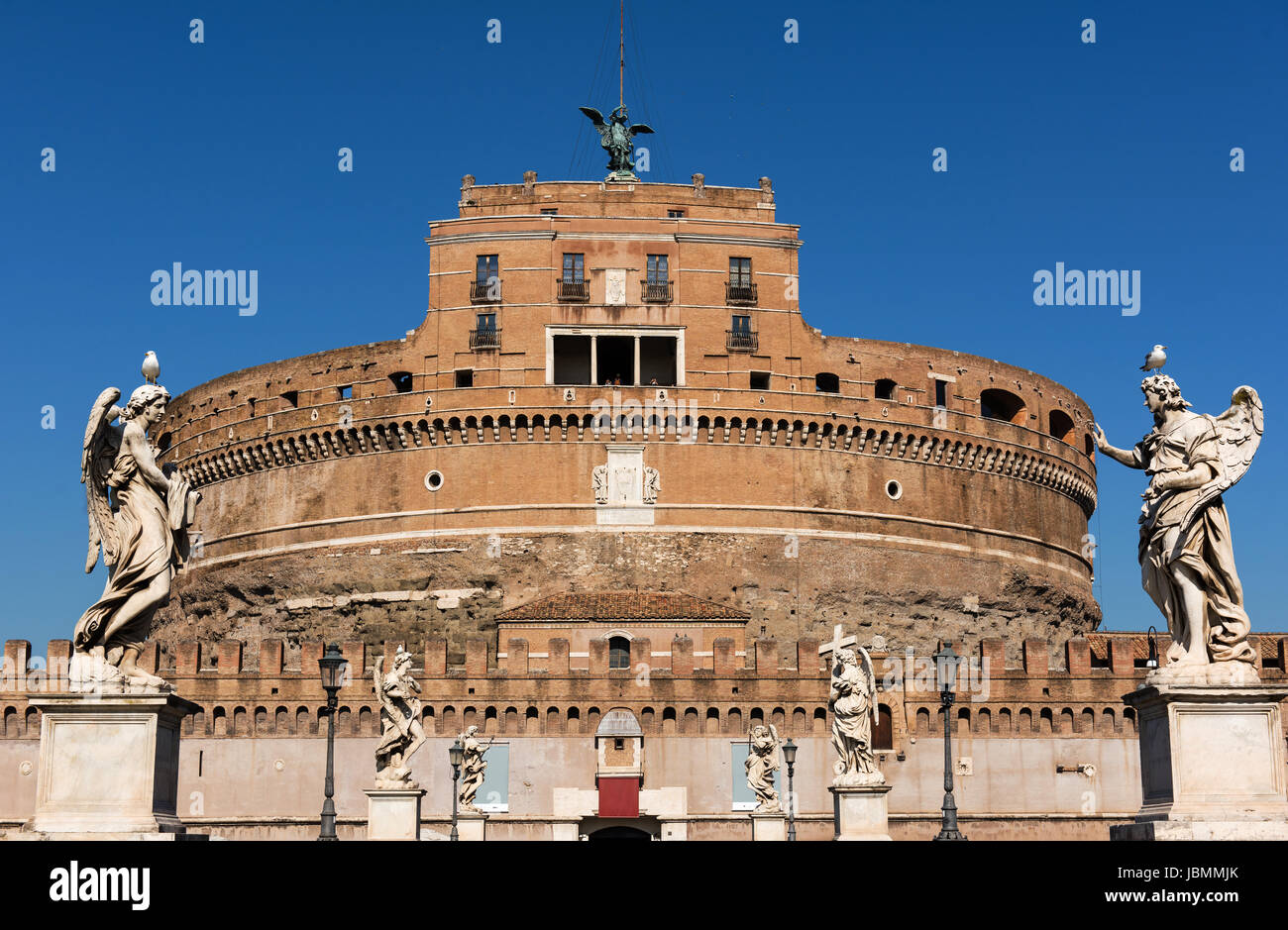 Château Saint Ange et le pont Ponte Sant Angelo sur le Tibre en plein milieu de la journée, pas de filtres appliqués, Rome, Italie Banque D'Images
