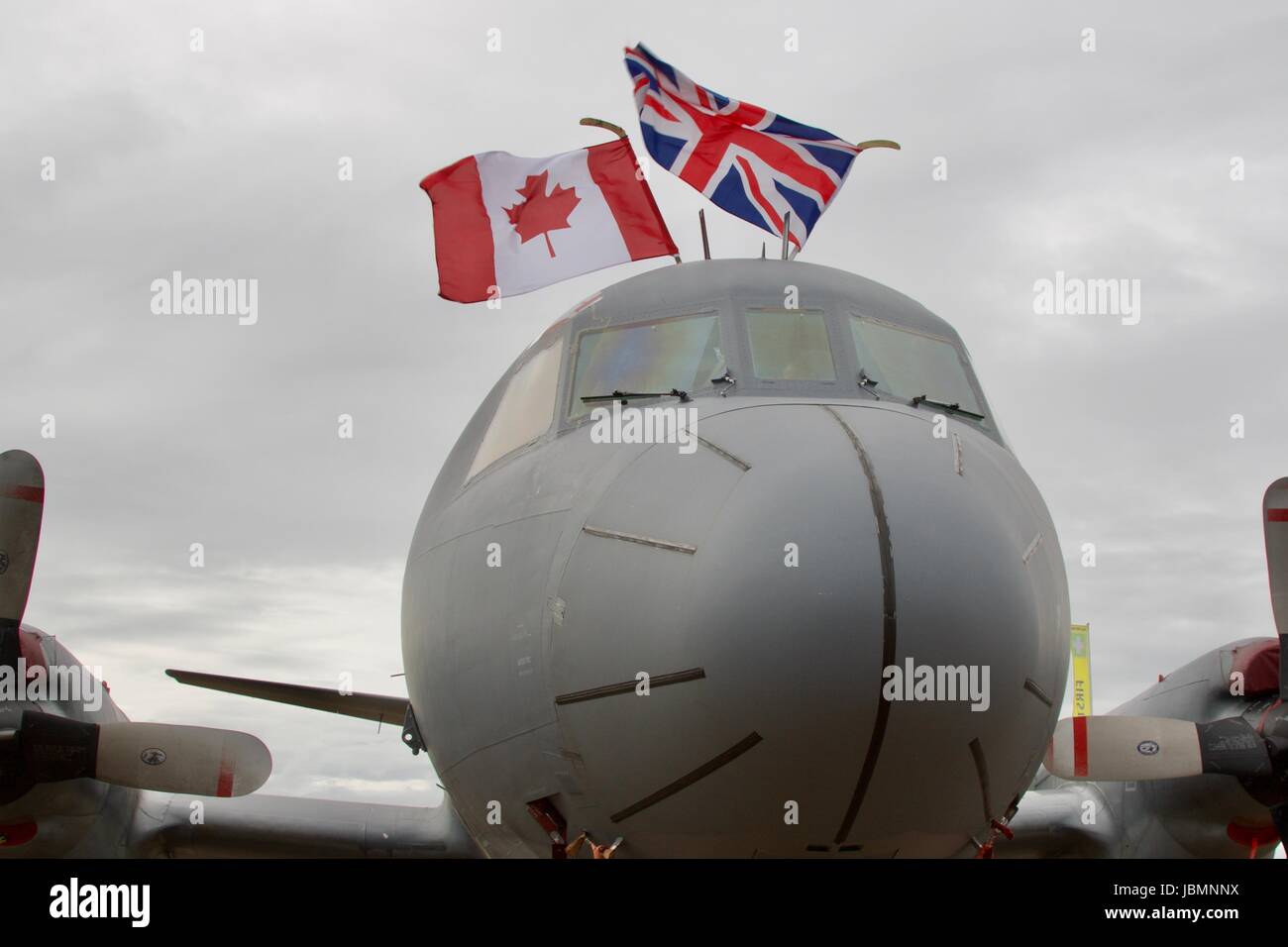 Royal Canadian Air Force Le CP-140 Aurora l'affichage du drapeau national il y a le long du côté de l'Union Jack Banque D'Images