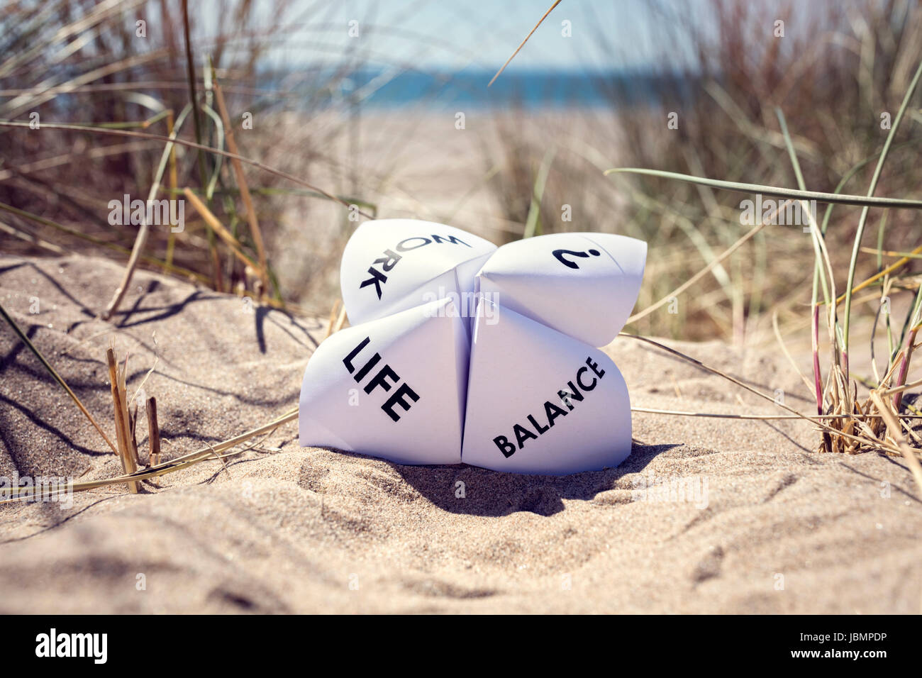 L'origami Fortune Teller en vacances à la plage concept pour des choix entre travail et vie personnelle Banque D'Images