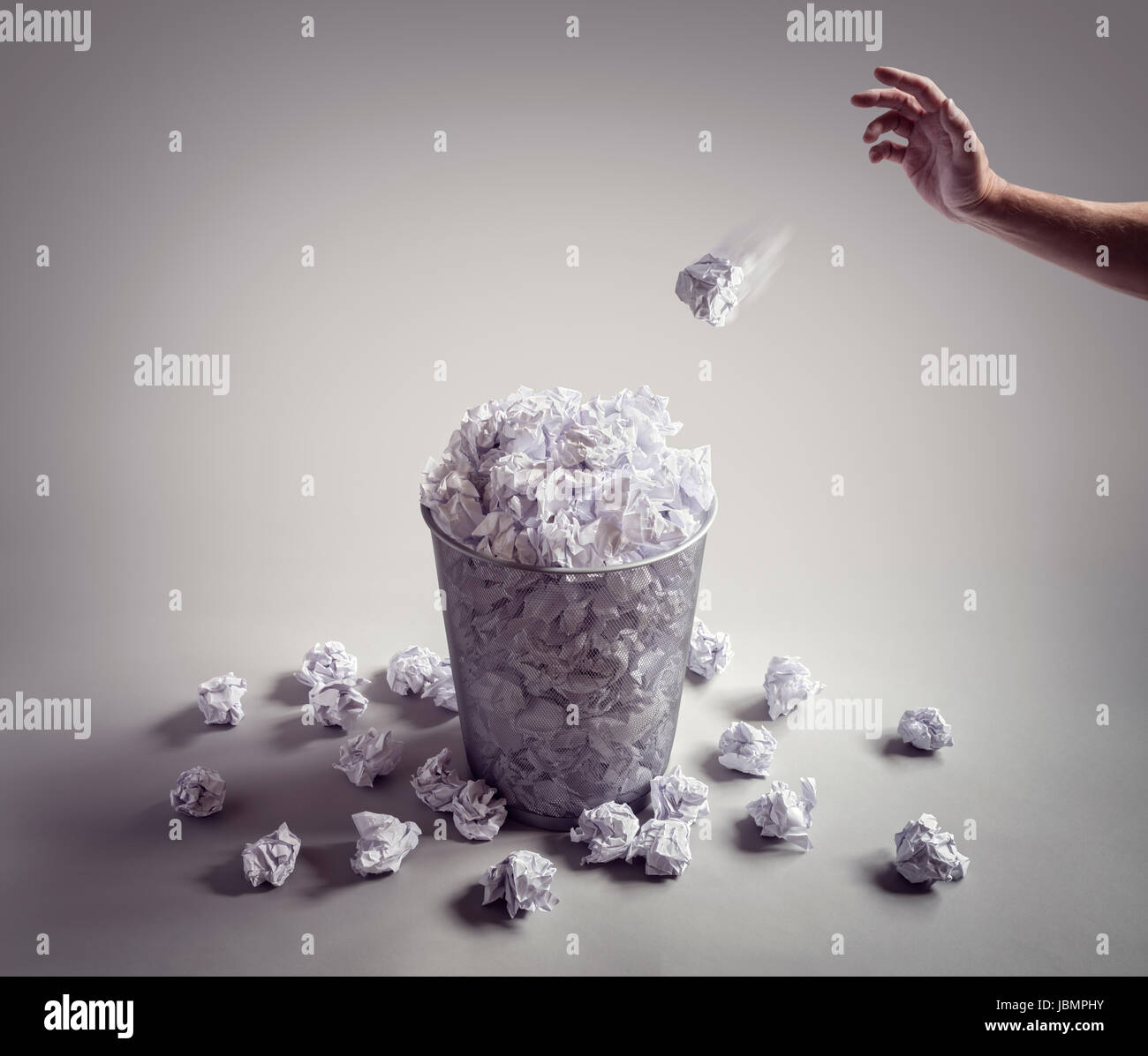 Mettez-le au panier, le papier ou le bac de concept pour les frustrations, le stress et les écrivains block Banque D'Images