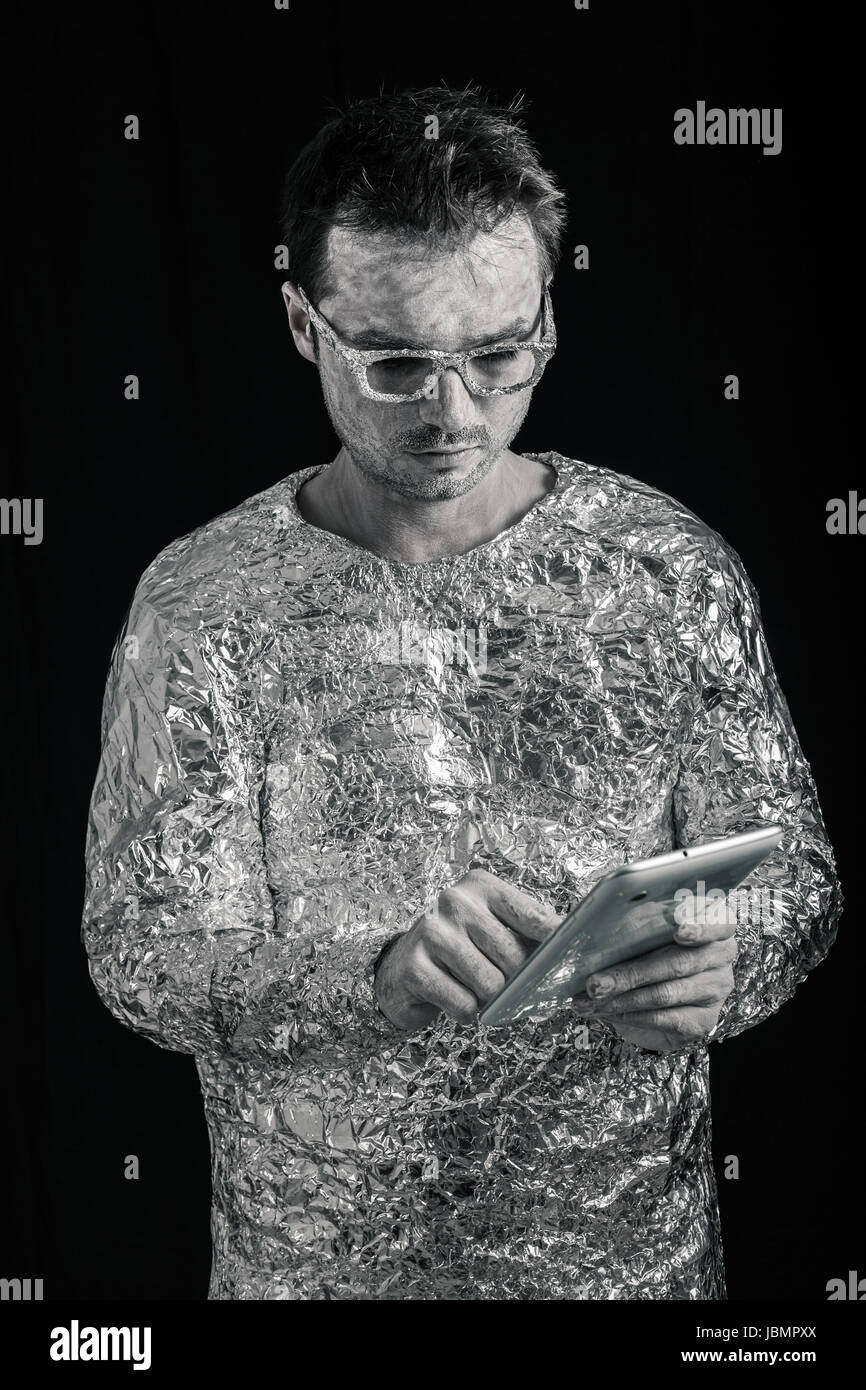 Portrait de spaceman using digital tablet. Banque D'Images