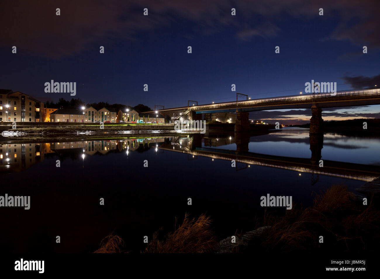 Pont de Carlisle, et St Georges Quay, Lancaster, Angleterre, rivière Lune 23/10/2016 avec les 1S82 1628 Euston - Glasgowcrossing Banque D'Images