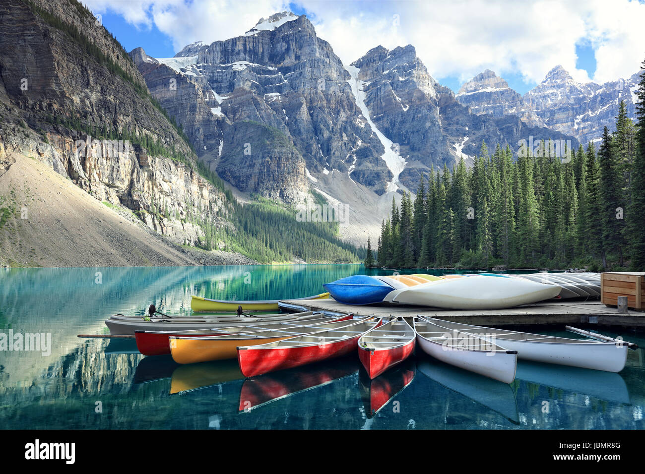 Canoës sur une jetée au lac Moraine, parc national de Banff, dans les Rocheuses, Alberta, Canada Banque D'Images
