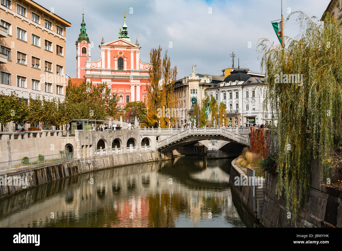 Le centre-ville de Ljubljana, Slovénie avec l'église et la rivière Ljubljanica rose Banque D'Images