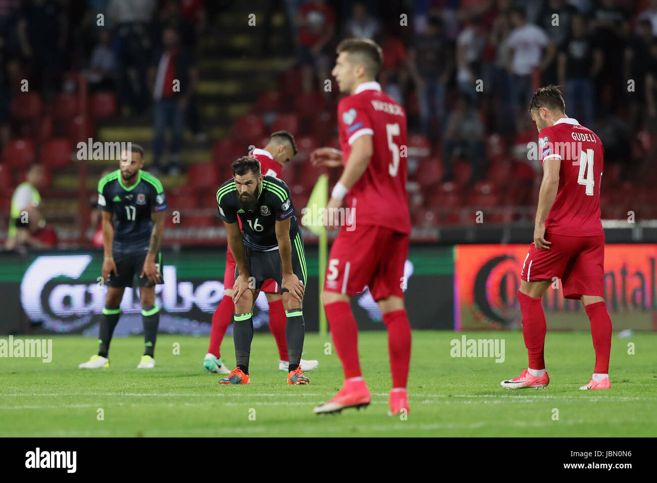 La Serbie et le Pays de Galles' Joe Ledley (centre gauche) est abattu au cours de la qualification pour la Coupe du Monde FIFA 2018, GROUPE D match au stade de Rajko Mitic, Belgrade. ASSOCIATION DE PRESSE Photo. Photo date : dimanche 11 juin 2017. Voir l'ACTIVITÉ DE SOCCER histoire de la Serbie. Crédit photo doit se lire : Simon Cooper/PA Wire. RESTRICTIONS : usage éditorial uniquement, pas d'utilisation commerciale sans autorisation préalable. Banque D'Images