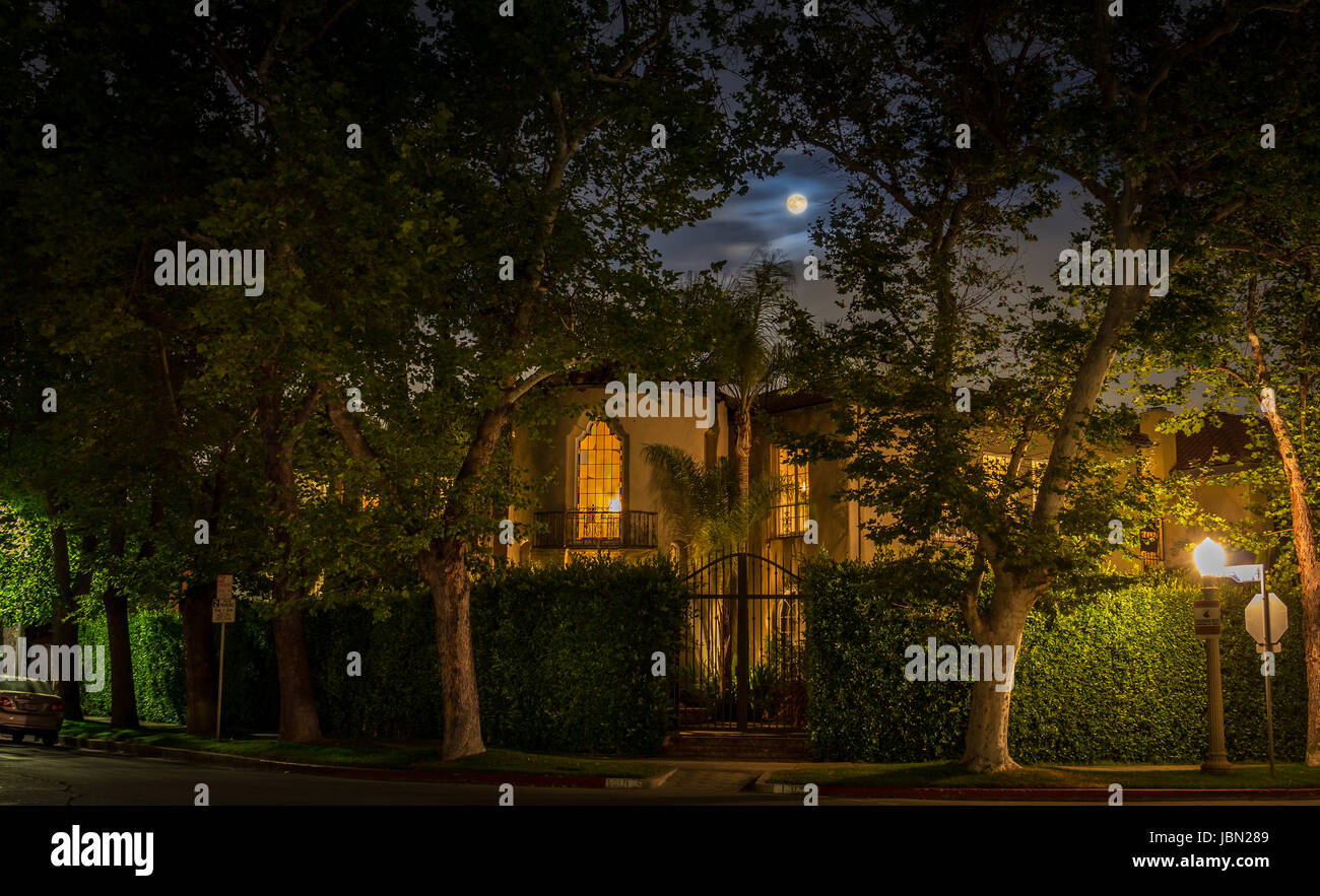 Strawberry Moon Over Orange Drive Banque D'Images