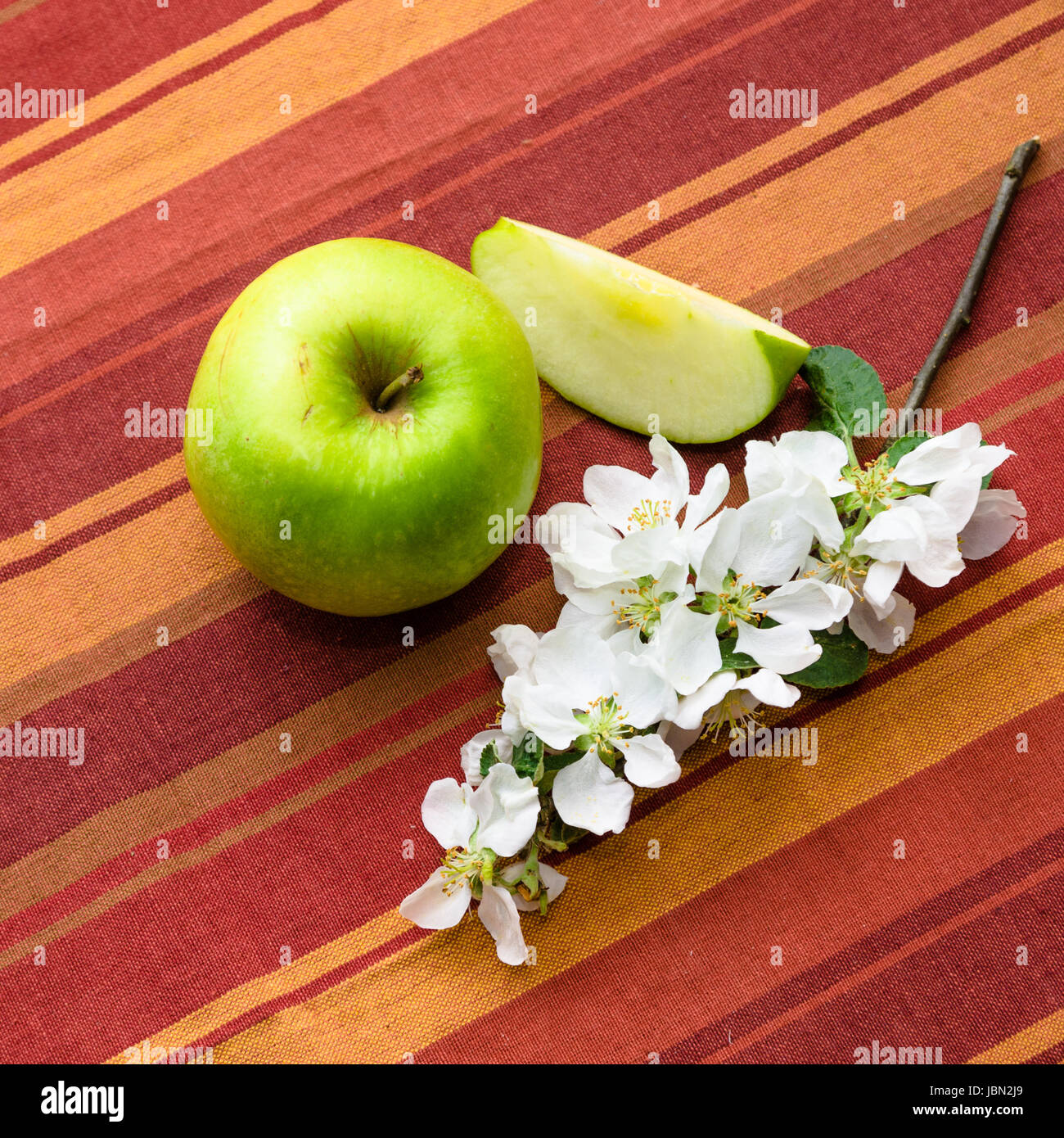 Pomme verte avec une succursale close-up Banque D'Images