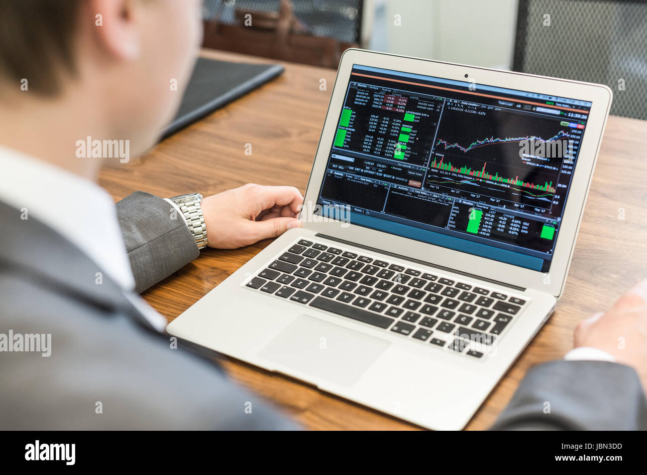 Homme d'entreprise l'analyse des données économiques sur un ordinateur portable. Man's hands sur votre ordinateur portable, de personne d'affaires au lieu de travail. Banque D'Images