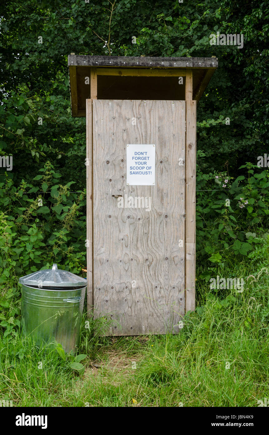 Une cabine de toilettes à l'extérieur dans un camping. Banque D'Images
