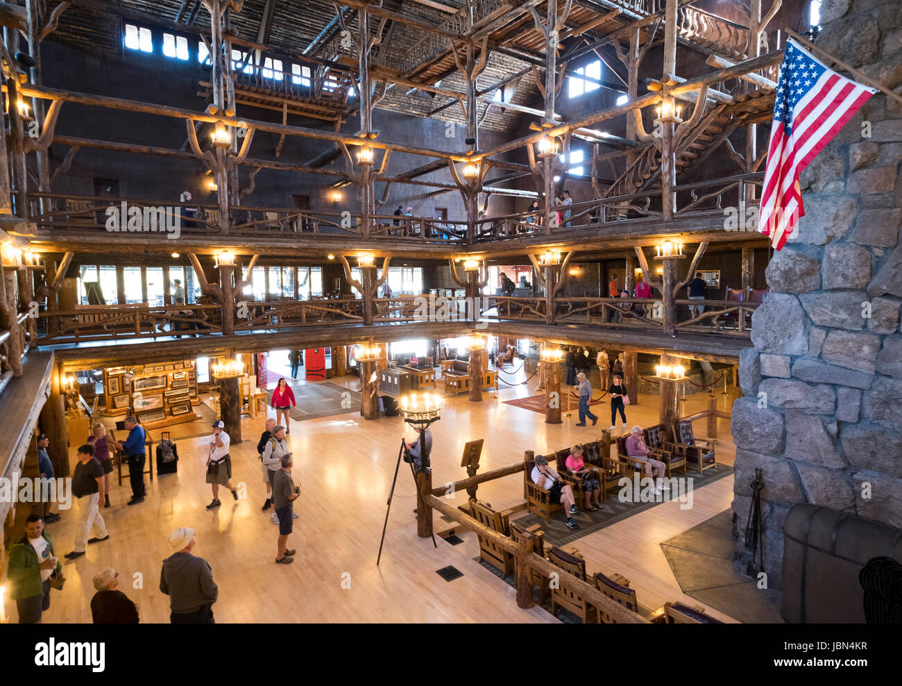 Photographie de l'intérieur de l'accueil/hall de l'Old Faithful Inn, Yellowstone National Park, Wyoming, USA Banque D'Images