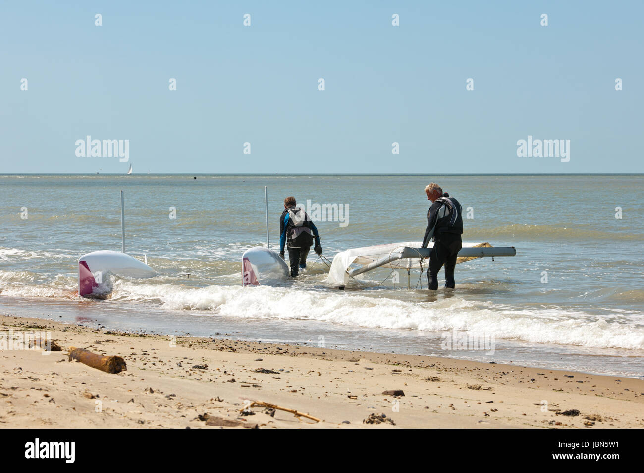 Catamaran chaviré est amené à terre par son équipage, à l'entrée de Westerschelde Pays-Bas Banque D'Images