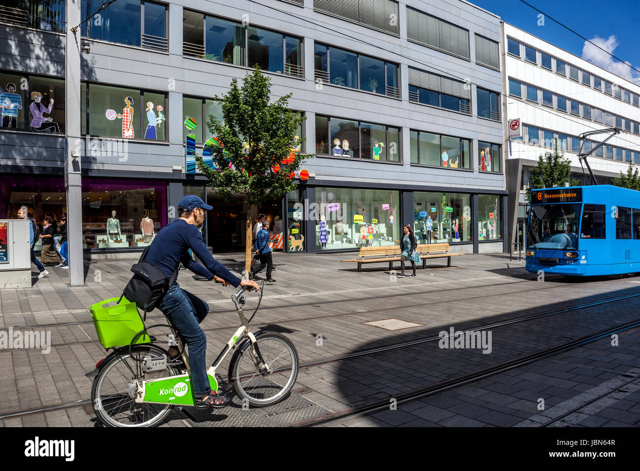 Konigstrasse vélo et tram, Kassel centre ville Hessen, Allemagne Banque D'Images