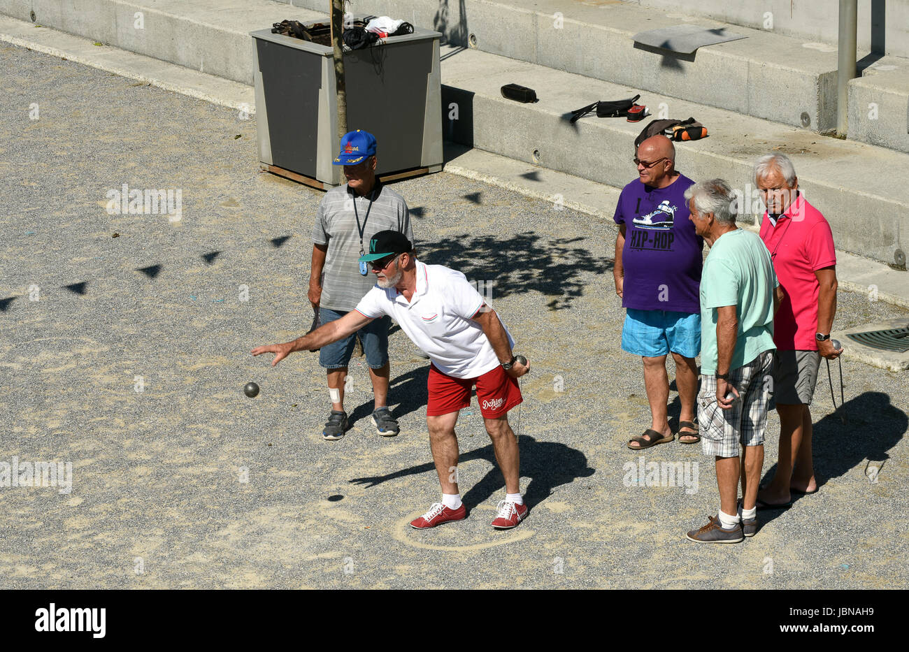 Hommes jouant aux boules à Capbreton dans le sud-ouest de la France. Français hommes hommes loisirs passe-temps amis rue scène style de vie Banque D'Images