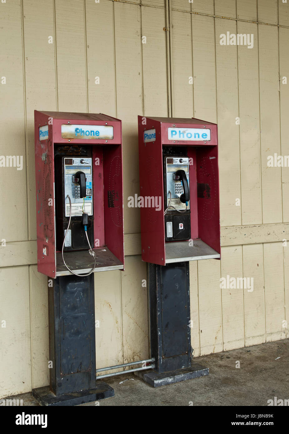 Postes téléphoniques payants publics abandonnés avec coin presse logement. Banque D'Images