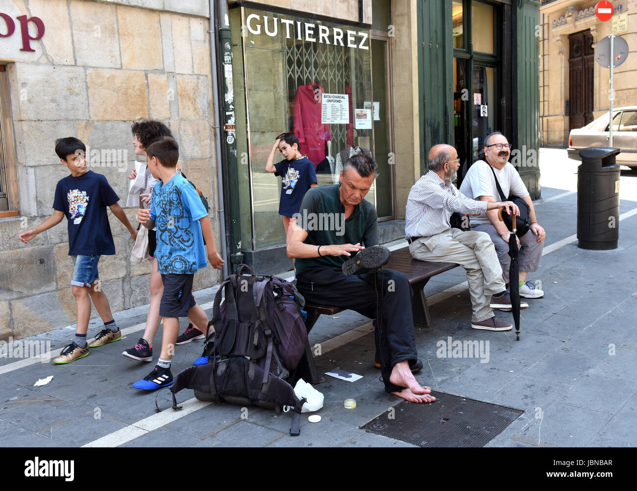 Randonneur walker son nettoyage des bottes à Pampelune en Navarre d'Espagne Banque D'Images
