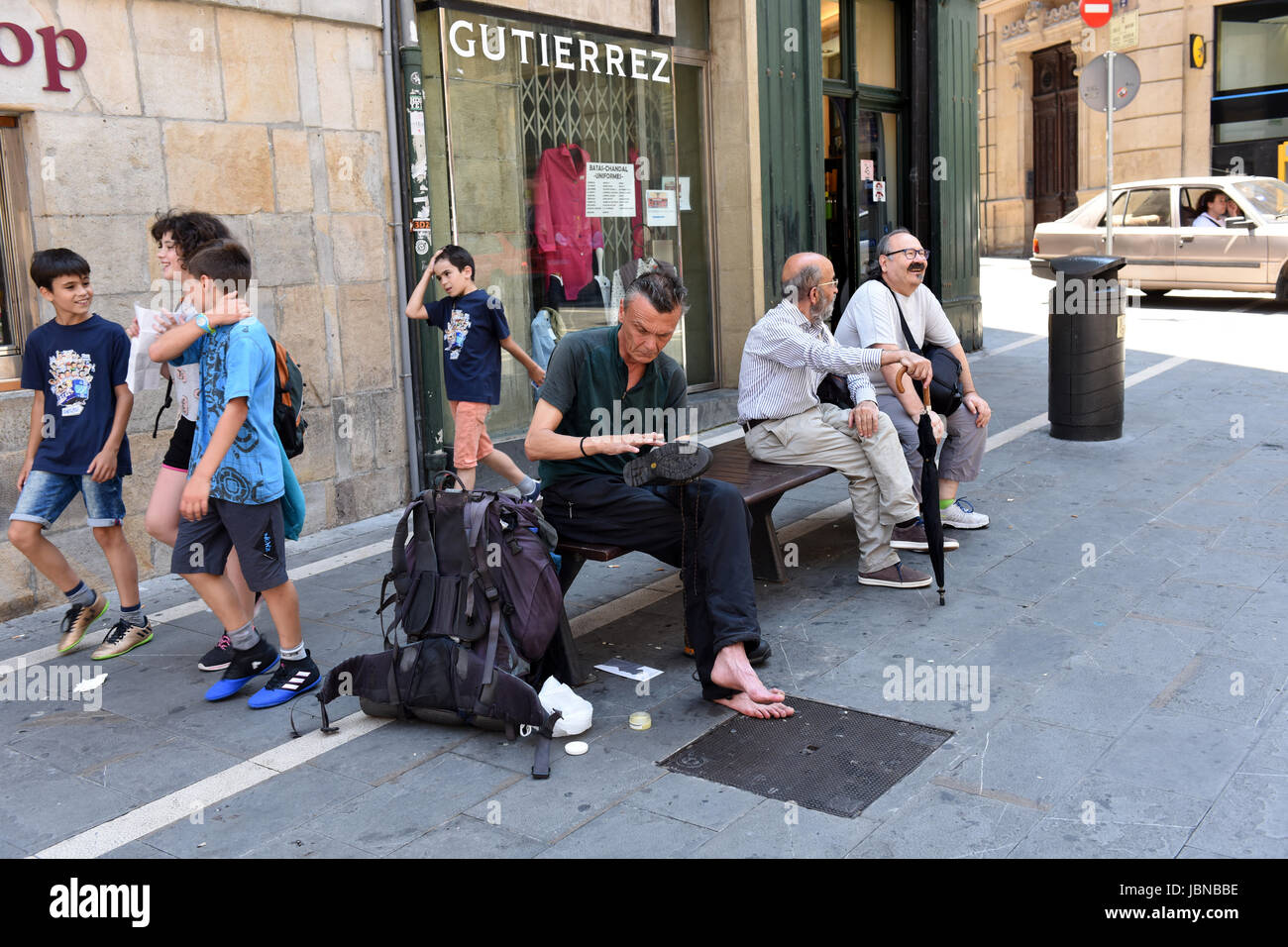 Randonneur walker son nettoyage des bottes à Pampelune en Navarre d'Espagne Banque D'Images