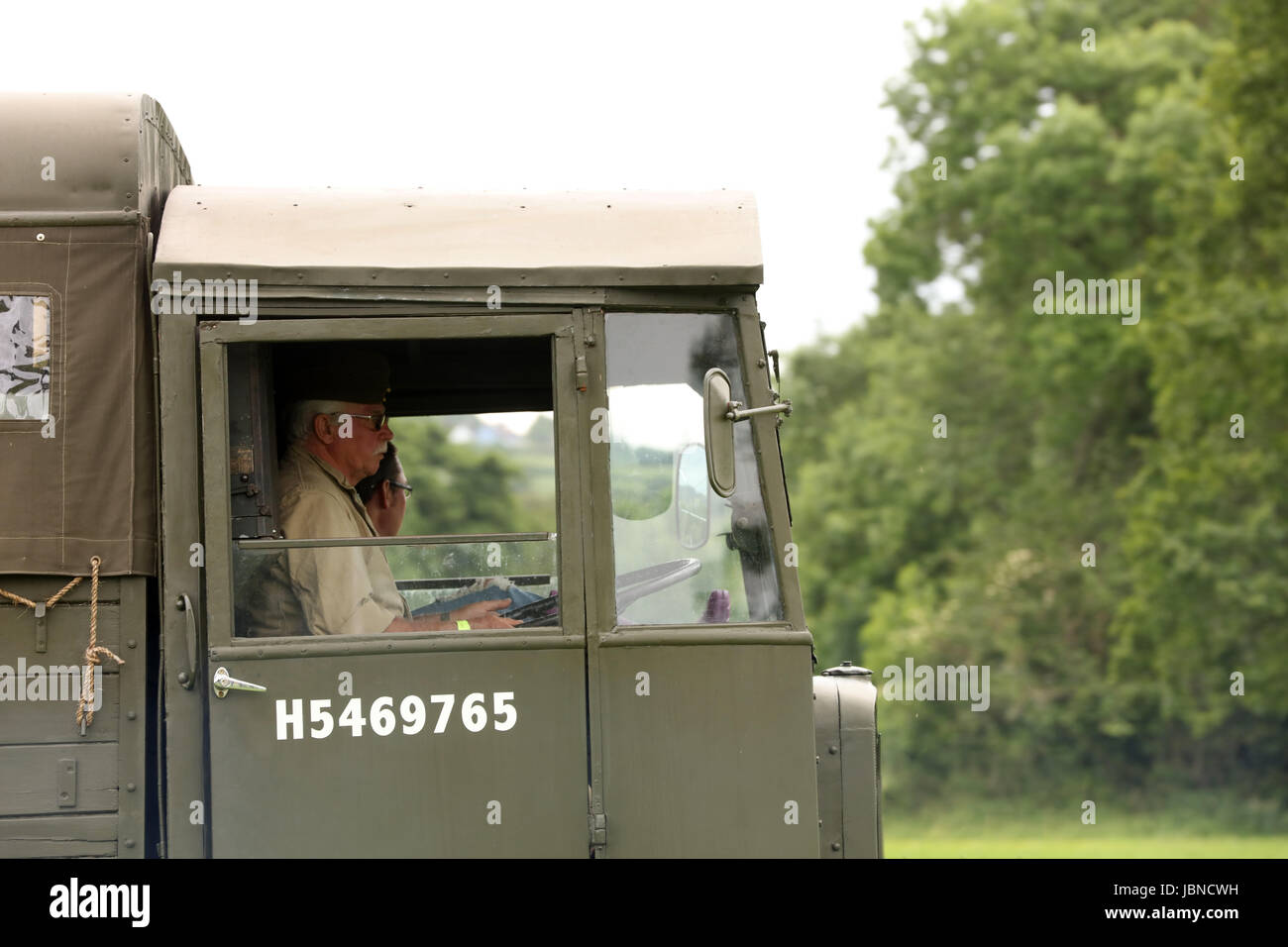 10 juin 2017 - Conducteur d'un tracteur d'artillerie britannique AEC Matador à la guerre et paix show à Wraxall dans North Somerset.Engalnd. Banque D'Images