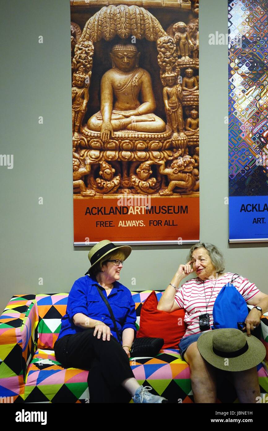 Deux femmes discutent dans le hall de l'Ackland Museum, Chapel Hill, Caroline du Nord. Banque D'Images