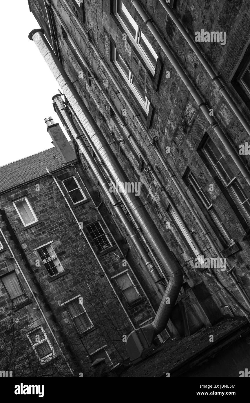 Certains tuyaux de ventilation sur tenement immobilier à Glasgow, Ecosse, Grande-Bretagne. L'immeuble fenêtres soient visibles. Banque D'Images