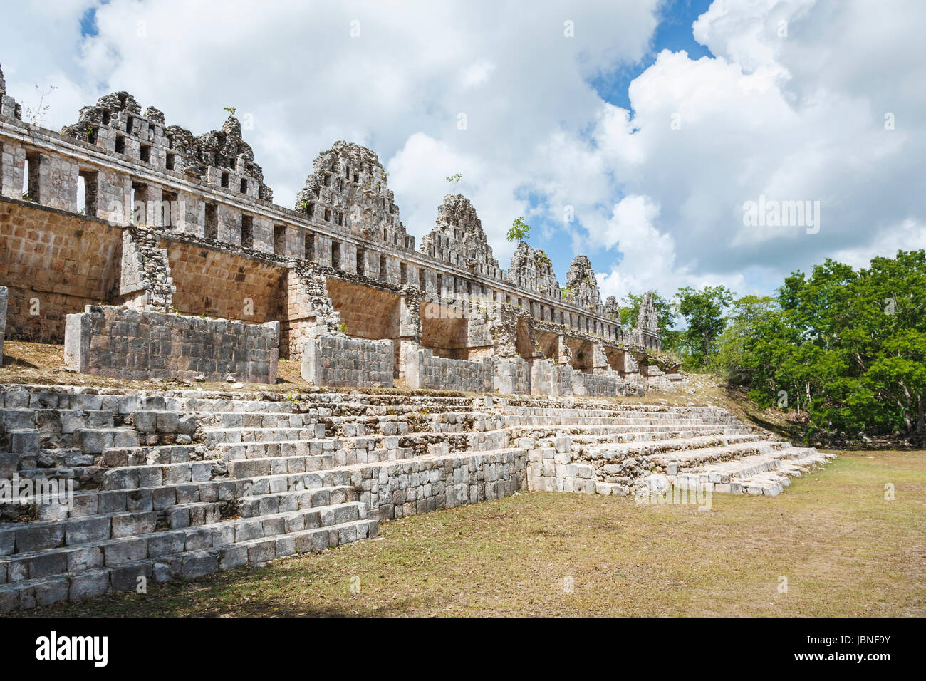 L'architecture maya : mur en ruine à Uxmal, une ancienne ville maya et site archéologique près de Merida, Yucatan, Mexique, Site du patrimoine mondial de l'UNESCO Banque D'Images