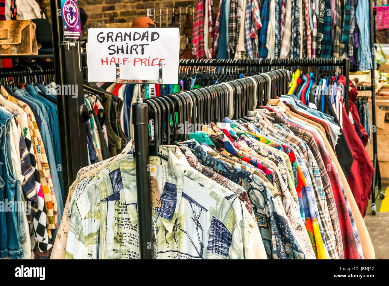 Londres, Royaume-Uni - 10 juin 2017 : Marché de Brixton - Colorful et multiculturelle marché communautaire géré par les négociants locaux dans le sud de Londres. Grandad sh Banque D'Images