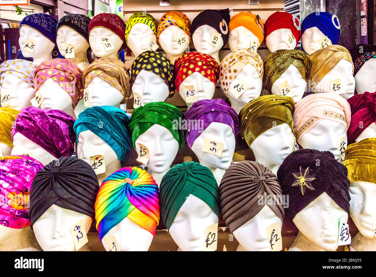 Londres, Royaume-Uni - 10 juin 2017 : Marché de Brixton - Colorful et multiculturelle marché communautaire géré par les négociants locaux dans le sud de Londres. Foulard Banque D'Images