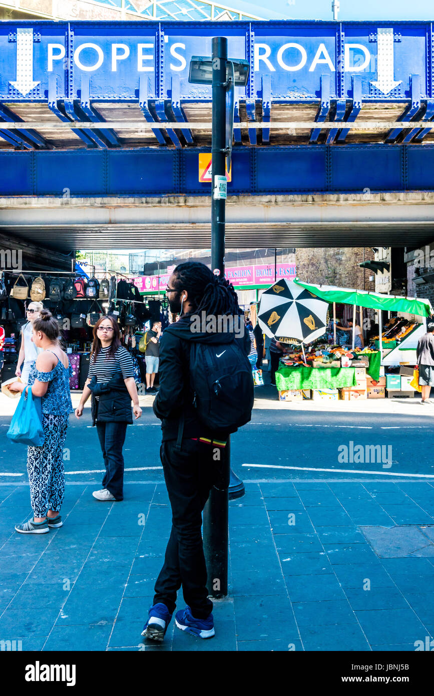Londres, Royaume-Uni - 10 juin 2017 : Marché de Brixton - Colorful et multiculturelle marché communautaire géré par les négociants locaux dans le sud de Londres. Route du Pape Banque D'Images