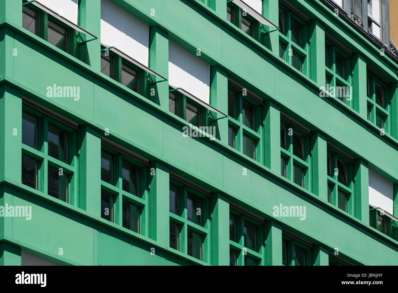 Windows sur immeuble d'extérieur - Façade de maison Banque D'Images
