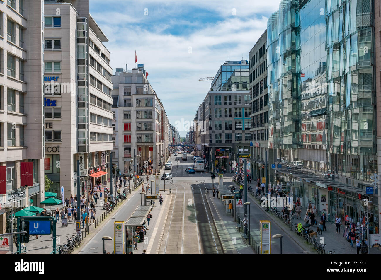 Berlin, Allemagne - le 9 juin 2017 : rue animée vie , beaucoup de gens et de trafic sur Friedrichstrasse bondé, une célèbre rue commerçante de Berlin, Allemagne. Banque D'Images