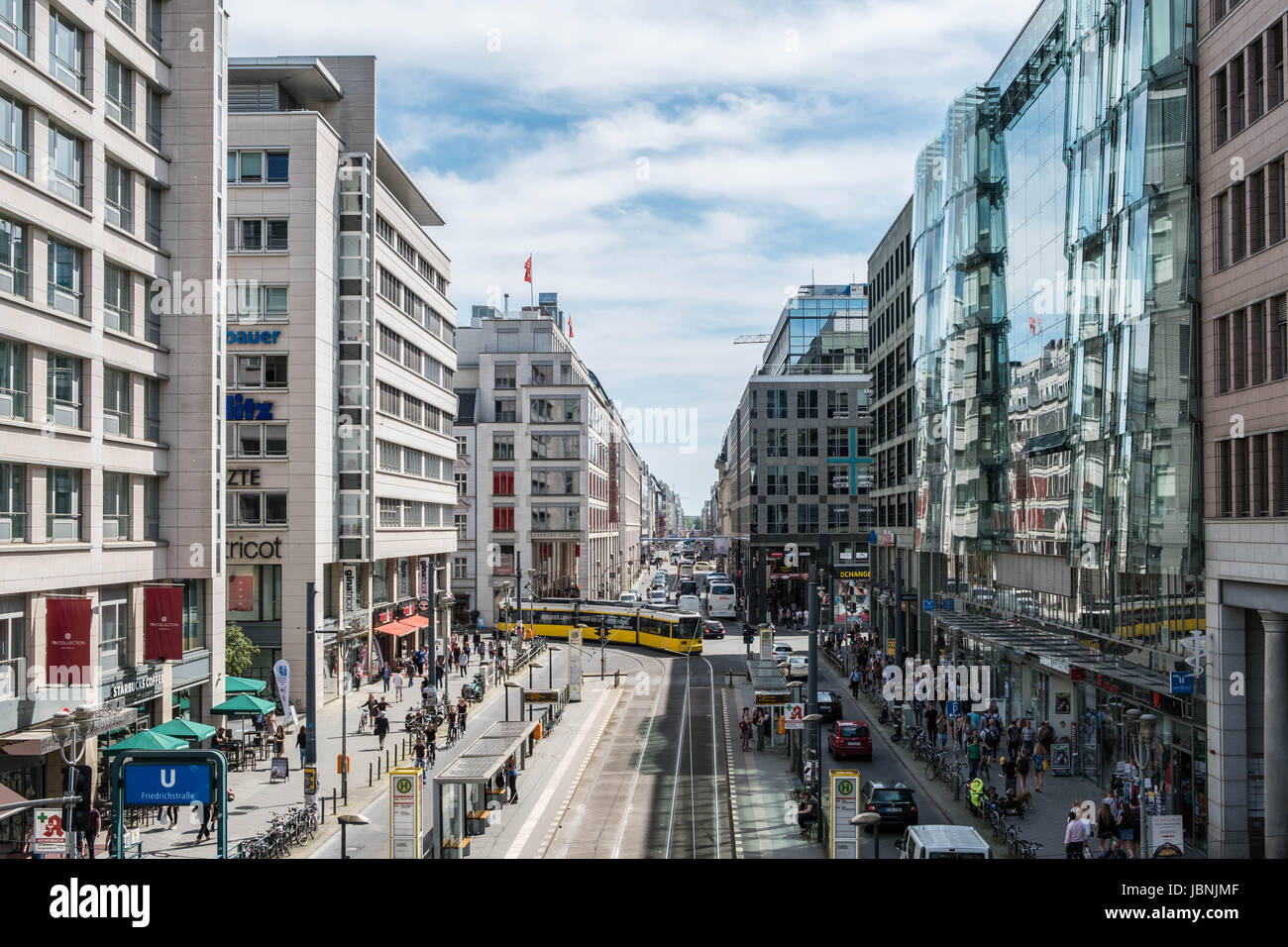 Berlin, Allemagne - le 9 juin 2017 : rue animée vie , beaucoup de gens et de trafic sur Friedrichstrasse bondé, une célèbre rue commerçante de Berlin, Allemagne. Banque D'Images