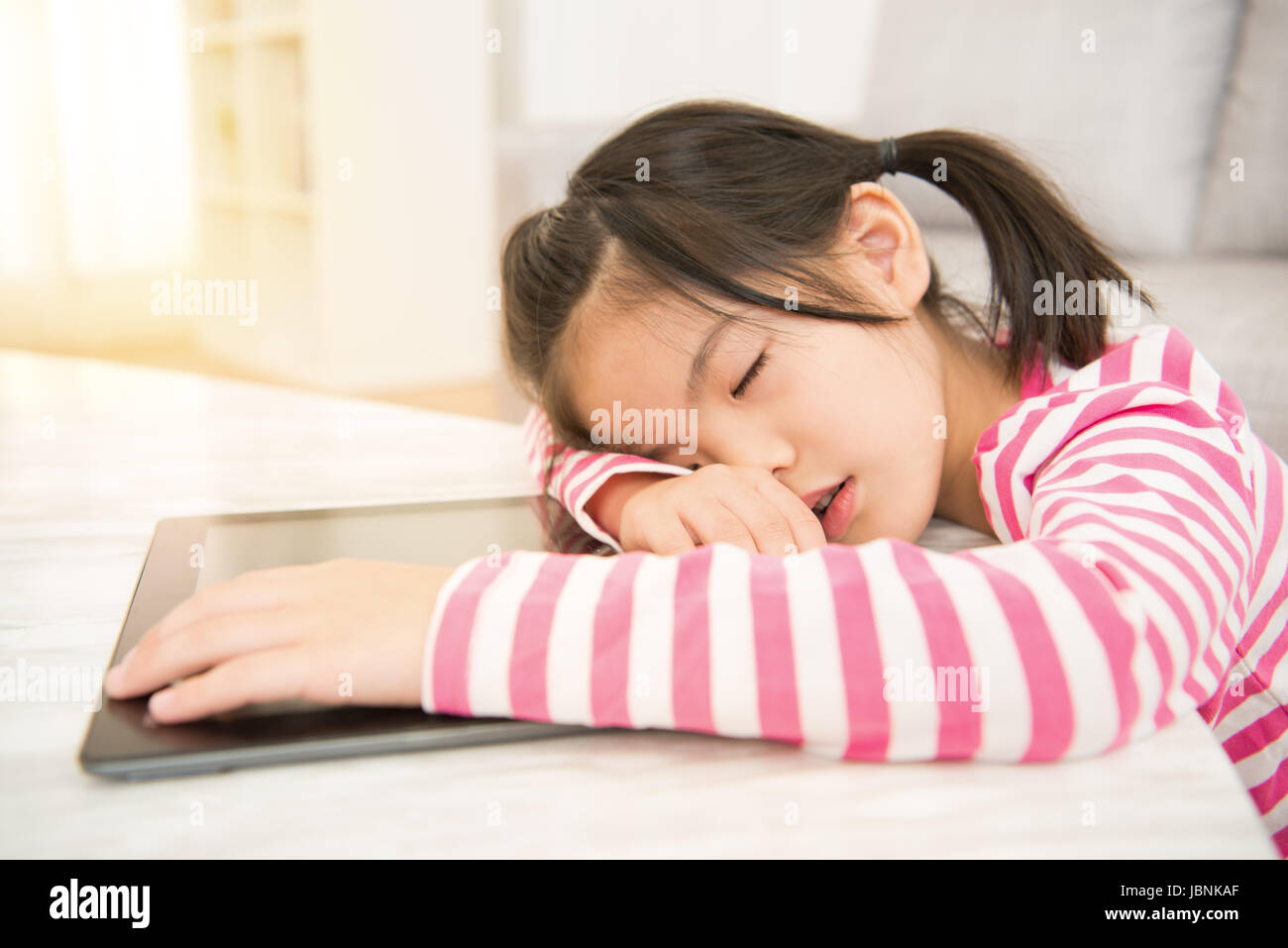 Fatigué Adolescent Dormir Sur Le Lit Avec L'ordinateur De Tablette Banque  D'Images et Photos Libres De Droits. Image 26505245