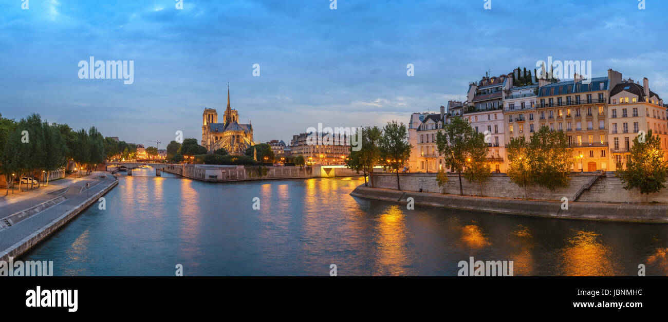 Paris city skyline panorama à Notre Dame de Paris et de Seine quand le coucher du soleil, Paris, France Banque D'Images