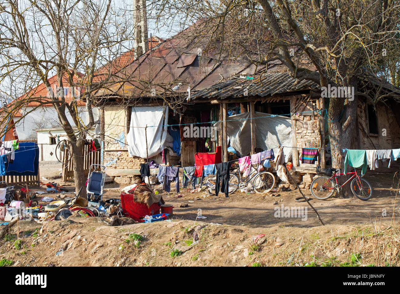 Photo d'un sale et désorganisé gypsy maison & jardin à la Transylvanie, Roumanie Banque D'Images