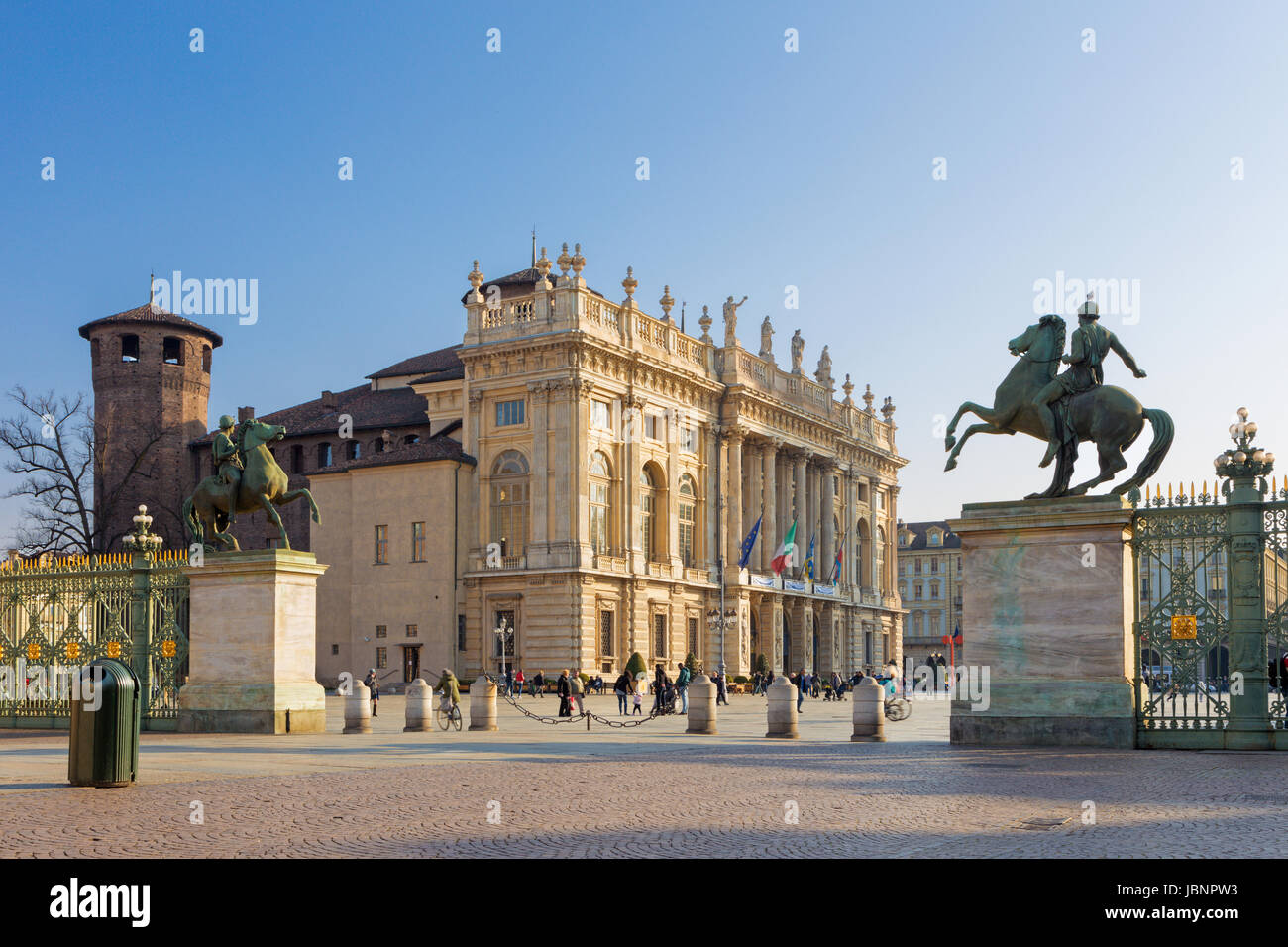 TURIN, ITALIE - 14 mars 2017 : la place Piazza Castello avec le Palazzo Madama et Palazzo Reale. Banque D'Images