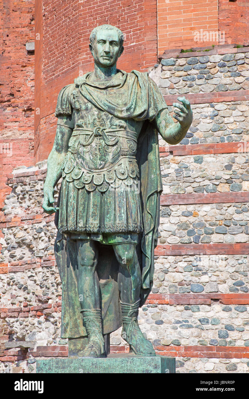 Turin - La statue de César et la porte du Palatin. Banque D'Images