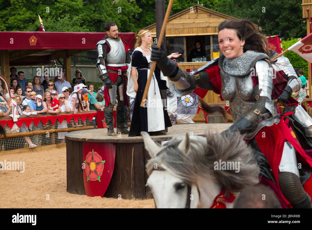 La guerre des roses au combat de reconstitution effectuée devant un public de touristes au château de Warwick. UK. Marguerite d'Anjou est en premier plan Banque D'Images