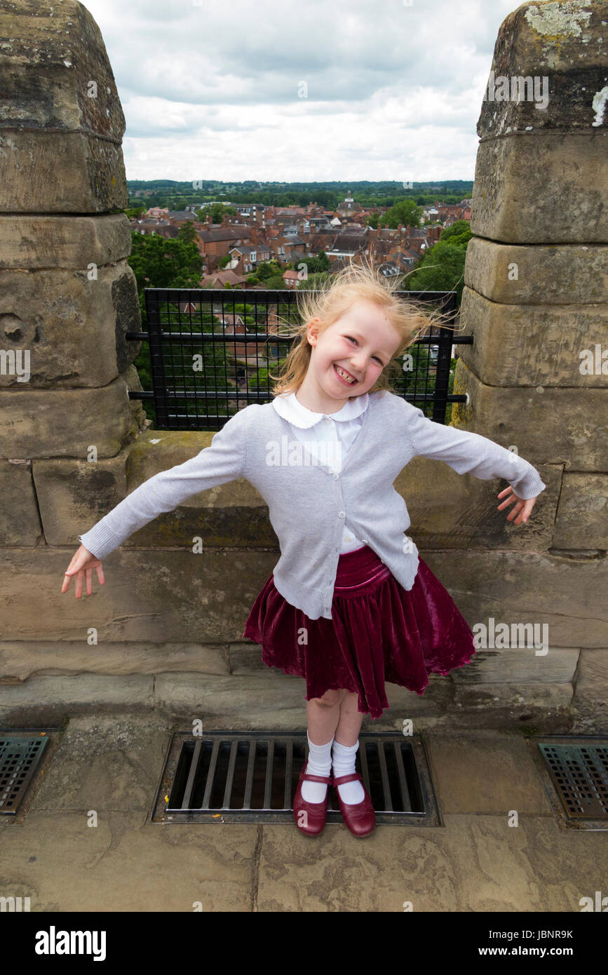 Girl / Enfants / kids / enfant / kid jouer dans le courant d'air / vent qui souffle sur le haut de la tour du château de Warwick, dans le Warwickshire, Royaume-Uni. (88) Banque D'Images