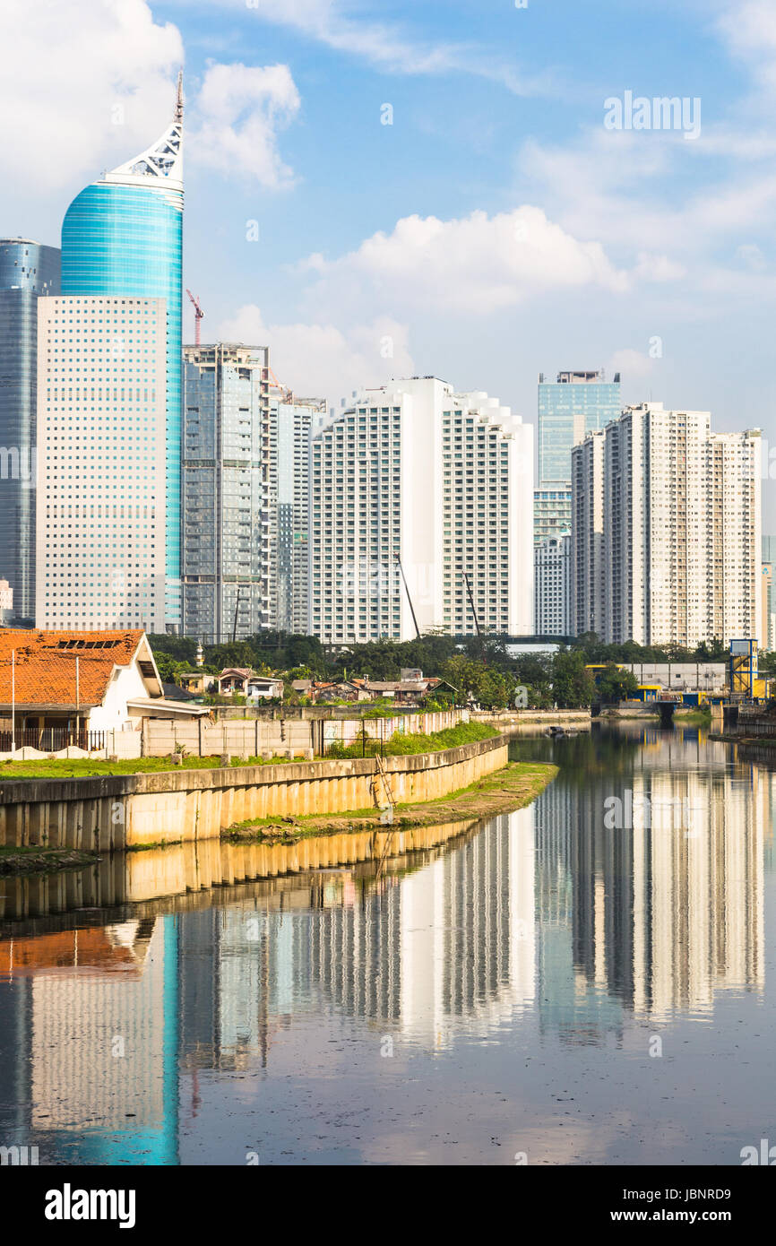 Gratte-ciel, les immeubles de bureaux et hôtels de luxe towers reflète dans l'eau d'un canal à Jakarta sur une journée ensoleillée en Indonésie capitale Banque D'Images
